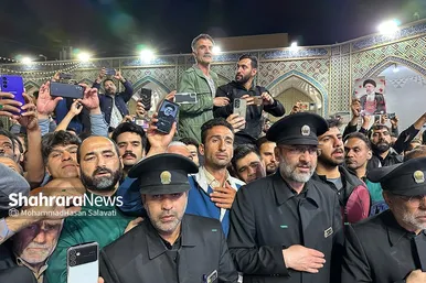 استقبال زائران و مجاوران حرم امام‌رضا(ع) از پیکر شهید امیرعبداللهیان