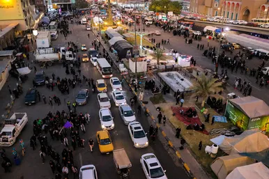 زائران پیاده اربعین در مسیر کربلا