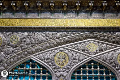 تعویض پرچم گنبد و پوش ضریح مطهر حرم رضوی همزمان با سوم ربیع الاول