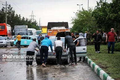 تصاویری از تلاش غواصان آتش نشانی مشهد برای نجات افراد گرفتار در سیلاب (۲۶ اردیبهشت ۱۴۰۳)