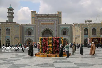 عکس‌هایی از گل آرایی حرم مطهر رضوی در دهه کرامت