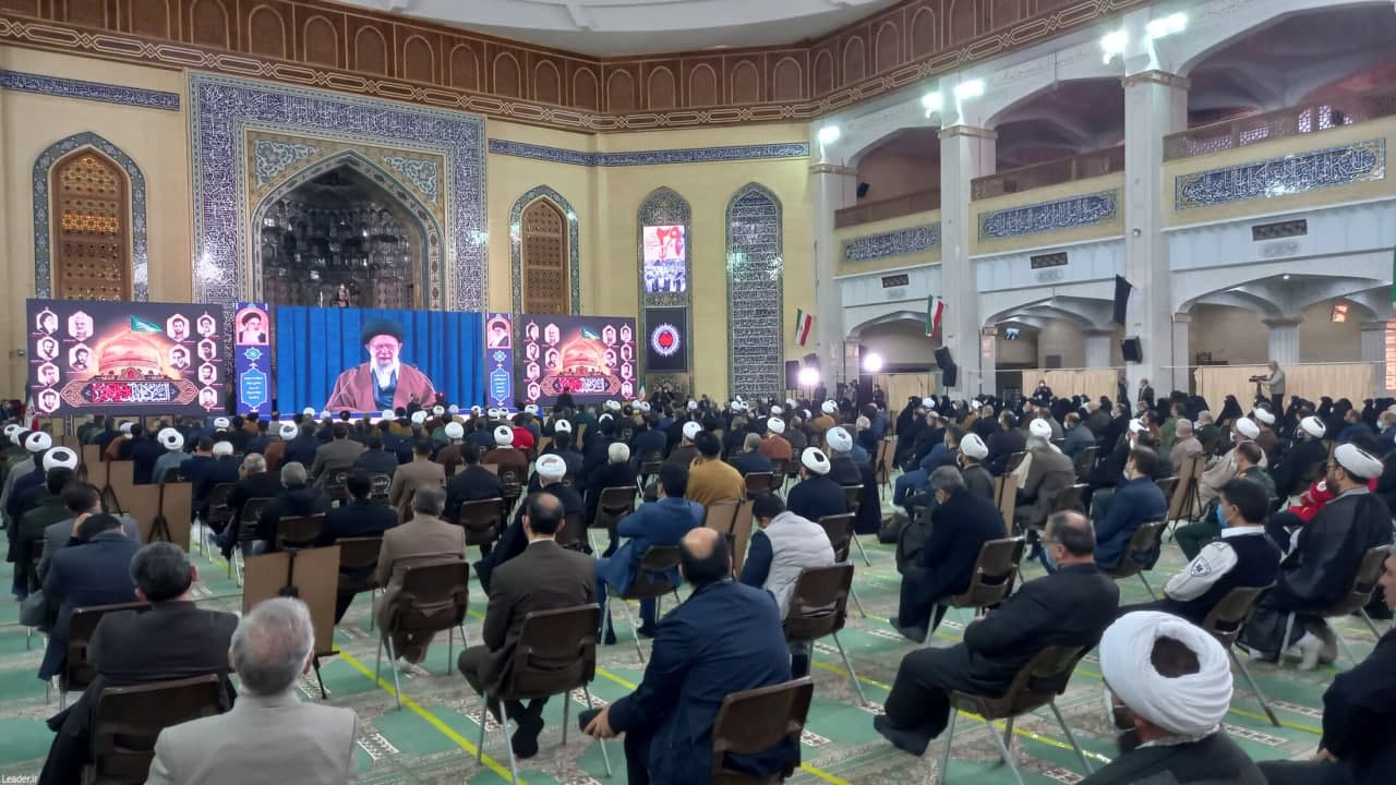 رهبر معظم انقلاب: کسی که زندگی اشرافی دارد یا دم از تسلیم می‌زند نمی‌تواند به انقلاب پایبند باشد