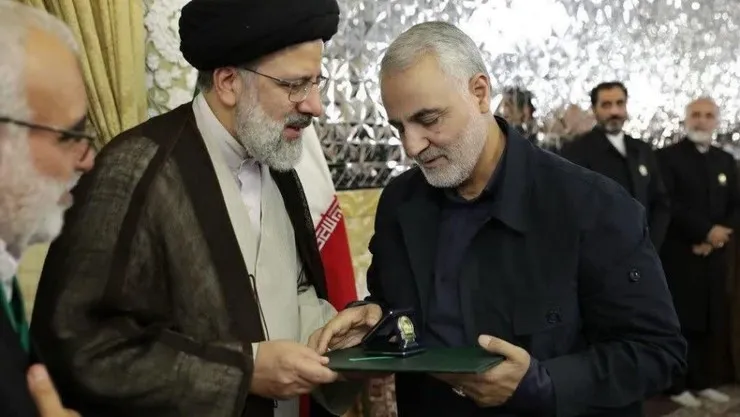 فیلم/ اعطای حکم خادمی امام رضا (ع) به سپهبد قاسم سلیمانی