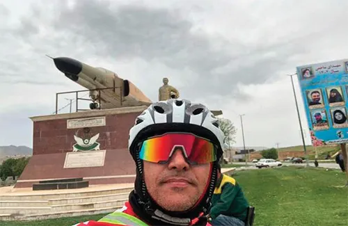 ۱۰هزار کیلومتر دوچرخه سواری حافظ صادقی گرجان برای رساندن پیام صلح | رکاب زن آرمان‌ها