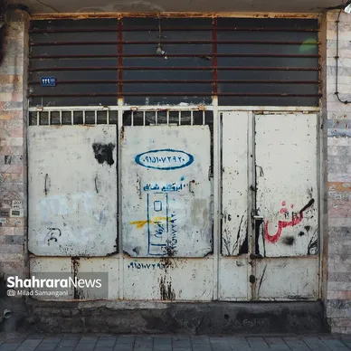 نشسته‌ام به در نگاه می‌کنم