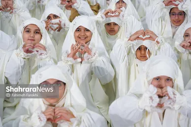 گزارش تصویری | جشن تکلیف دانش آموزان دختر مدارس غیر دولتی در حرم مطهر رضوی