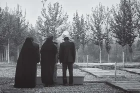 یک &laquo;نون&raquo; یا &laquo;ی&raquo; کشـیده روی بافتی سـیمانی