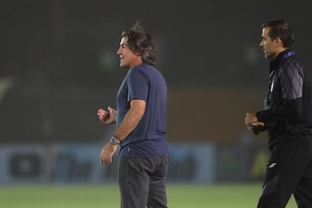 ساپینتو توسط هواداران استقلال اخراج شد