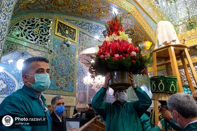 تعویض پرچم گنبد و پوش ضریح مطهر حرم رضوی همزمان با سوم ربیع الاول