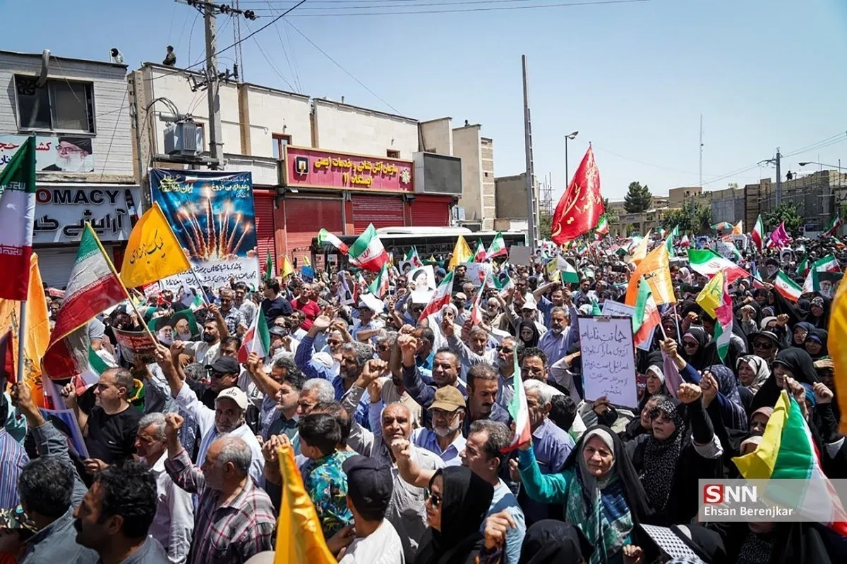 تجمع کنندگان میدان انقلاب ۱۰۰ نفر از زائران کربلا را بدرقه کردند