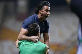 سوال روز هواداران؛ فرهاد مجیدی در استقلال می&zwnj;ماند؟