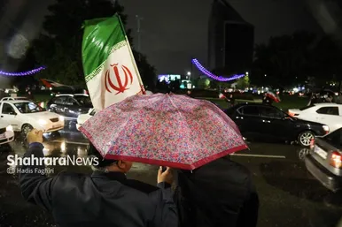 گزارش تصویری | باران رحمت الهی، برکت شصت‌ویکمین شب حضور مردم مشهد در خیابان