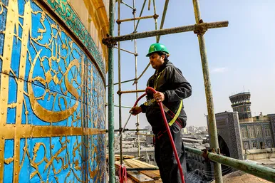 شست و شوی گنبد منور رضوی در آستانه سال نو و ماه مبارک رمضان