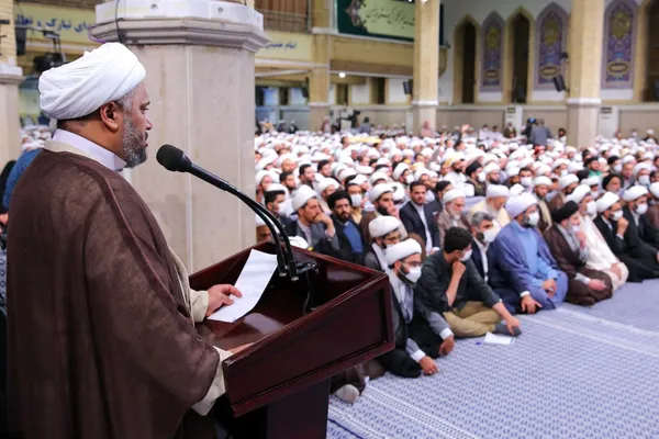 رهبر معظم انقلاب: در مقابل شمشیر‌های خون‌ریز تبلیغات دشمنان، تبلیغ را اولویت اول بدانیم | غفلت از تبلیغ ما را دچار استحاله فرهنگی می‌کند + فیلم و عکس