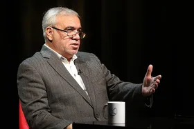 فتح&zwnj;الله&zwnj;زاده: بعضی داوران روی علایق رنگی سوت می&zwnj;زنند
