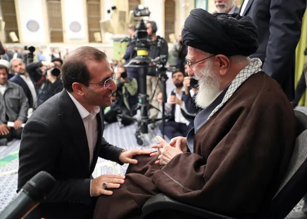 دیدار شاعران با رهبر انقلاب برگزار شد | آیت الله خامنه‌ای: شعر فارسی در جنگ رسانه ای، کم‌نظیر و قدرتمند است + فیلم و عکس