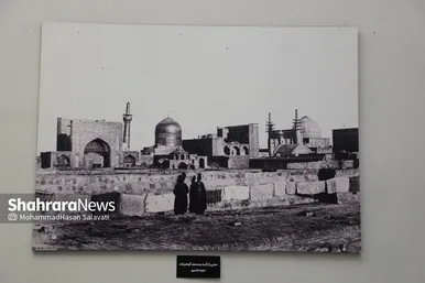 گزارش تصویری| نمایشگاه عکس «غریبِ قریب» | تصاویر قدیمی از حرم امام رضا(ع)