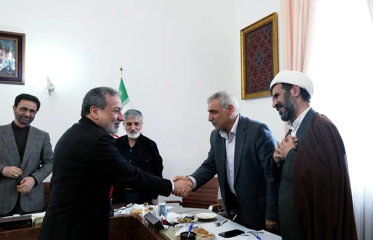 مجمع نمایندگان شرق کشور پیگیر رفع موانع همکاری با همسایگان شد | تأکید عراقچی بر تقویت دیپلماسی استانی
