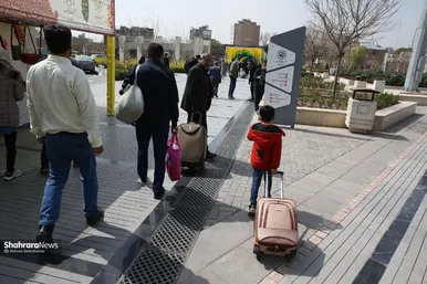 ورود مسافران نوروزی به مشهد از راه آهن