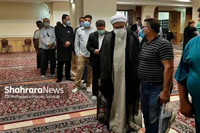 تولیت آستان قدس رضوی در صف رای دهی در حرم مطهر + عکس