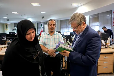 حضور شهردار مشهد در روزنامه شهرآرا به مناسبت روز خبرنگار