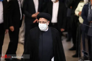 تصاویری از لحظه ثبت نام رئیس جمهور شهید در انتخابات ریاست جمهوری ۱۴۰۰