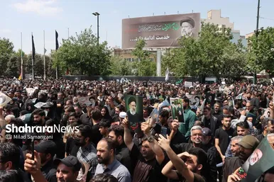 عکس‌هایی از انتظار مردم در خیابان امام‌رضا(ع)