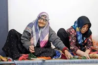 گلیم‌بافی عشق این مادر ۱۰۰ساله است