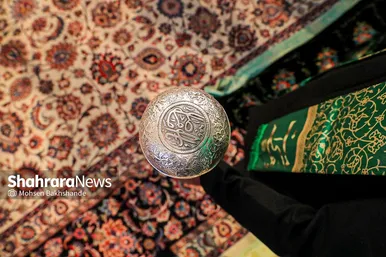 تعویض پرچم گنبد و پوش ضریح امام رضا(ع)