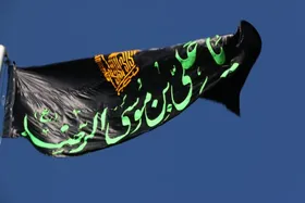 تعویض کتیبه&zwnj;های عزا در حرم مطهر رضوی به مناسبت ایام شهادت ثامن الحجج علی ابن موسی الرضا(ع)+ویدئو