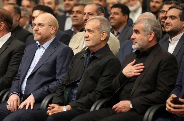 رهبر معظم انقلاب در دیدار رئیس و نمایندگان مجلس: موفقیت رئیس جمهور و دولت جدید موفقیت همه ما است + فیلم و عکس