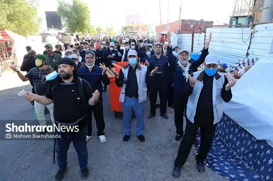 نظافت و رفت و روب معابر نجف اشرف توسط پاکبانان مشهدی در روز اربعین