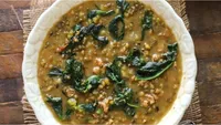 آشپزی | سوپ اسفناج و عدس را در شب‌های سرد پاییز و زمستان درست کنید + طرز تهیه