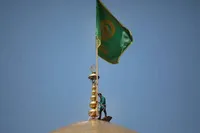 ویدئو | مراسم تعویض پوش ضریح و پرچم گنبد حرم مطهر رضوی در روز ولادت حضرت رضا(ع)
