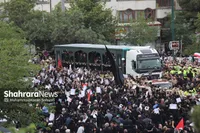 خبرنگار شبکه تی‌آرتی: حضور این جمعیت در مراسم تشییع رئیس جمهور ایران در مشهد باور کردنی نیست