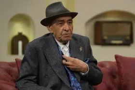 عیادت مسئولان از &laquo;ایرج&raquo; خواننده پیشکسوت