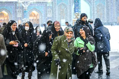 بارش برف در حرم مطهر رضوی