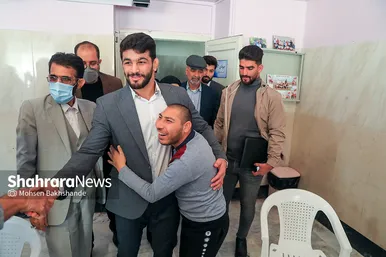 بازدید حسن یزدانی از آسایشگاه شهید بهشتی مشهد