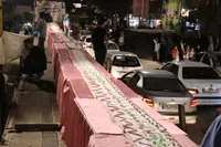 عاشقان امام رضا(ع) در محله سیدی مشهد کیک ۱۱۰ متری پختند + فیلم