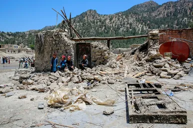 هلال احمر ایران در کنار زلزله زدگان افغانستانی