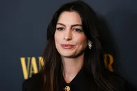 «آنه هاتاوی» خواننده شد