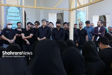 عکس‌هایی از تشییع پیکر پدر خداداد عزیزی در مشهد