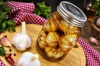 آشپزی | طرز تهیه سیر ترشی خوشمزه و خانگی را مرحله‌به‌مرحله بخوانید!