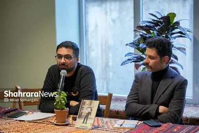 گزارش تصویری | نقد و بررسی کتاب «ناخن کشیدن روی صورت شفیع‌الدین» در کافه کتاب آفتاب مشهد