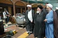 بازدید آیت‌الله علم‌الهدی از قرارگاه اطعام و اسکان هم‌محله امام رضا(ع)