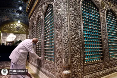 غبارروبی ضریح مطهر رضوی به مناسبت دهه کرامت