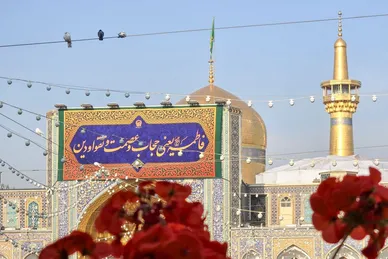 گزارش تصویری | نصب کتیبه‌های ولادت حضرت زهرا(س) در حرم امام‌رضا(ع)