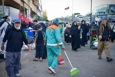 خدمت پاکبانان مشهدی به زائران اربعین در نجف اشرف