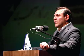 عزیزی&zwnj;خادم: فوتبال ملی برای حرفه&zwnj;ای شدن دست&zwnj;کم سالی ۱۰۰ میلیون دلار پول می&zwnj;خواهد!