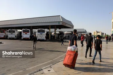 بازگشت زائران پیاده از طریق پایانه مسافربری مشهد در روز پایانی صفر